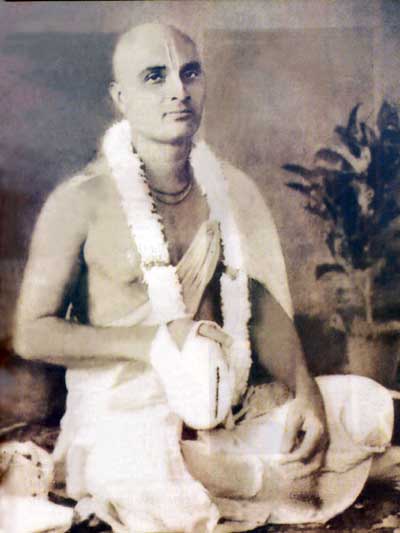 (Photograph of Śrī Śrīmad Bhakti Dayita Mādhava Gosvāmī Mahārāja)